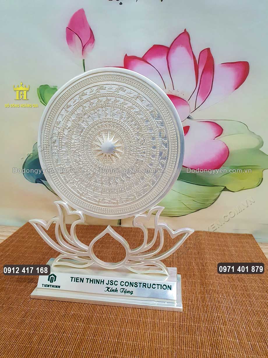 Phần ch&acirc;n đế dưới c&ugrave;ng chạm khắc sắc n&eacute;t t&ecirc;n doanh nghiệp